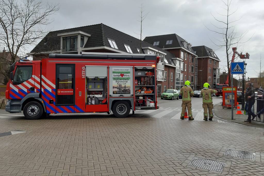 Brandweer legt losliggende dakpannen terug