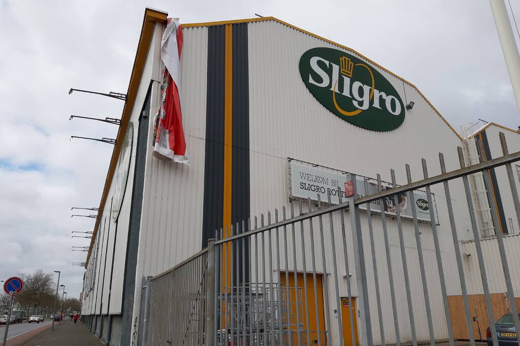 Brandweer verwijdert loshangend doek