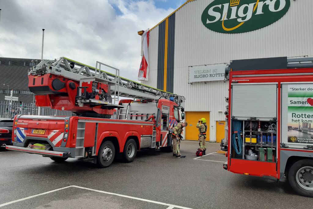 Brandweer verwijdert loshangend doek