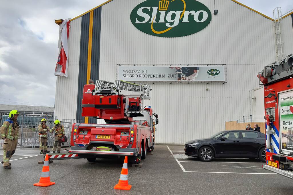 Brandweer verwijdert loshangend doek