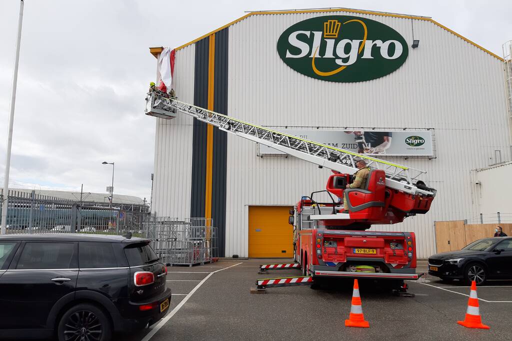 Brandweer verwijdert loshangend doek