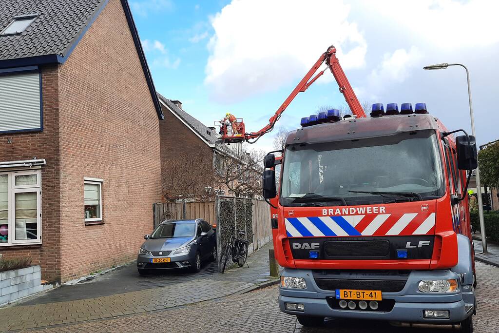 Losliggende dakpannen terug gezet door brandweer