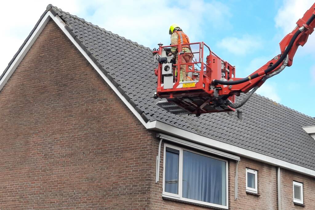 Losliggende dakpannen terug gezet door brandweer