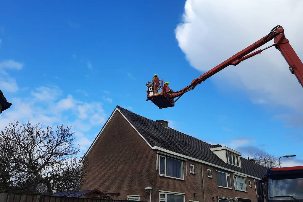Losliggende dakpannen terug gezet door brandweer