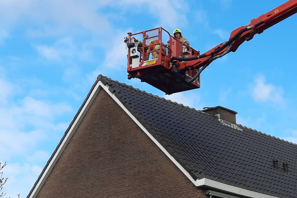Losliggende dakpannen terug gezet door brandweer