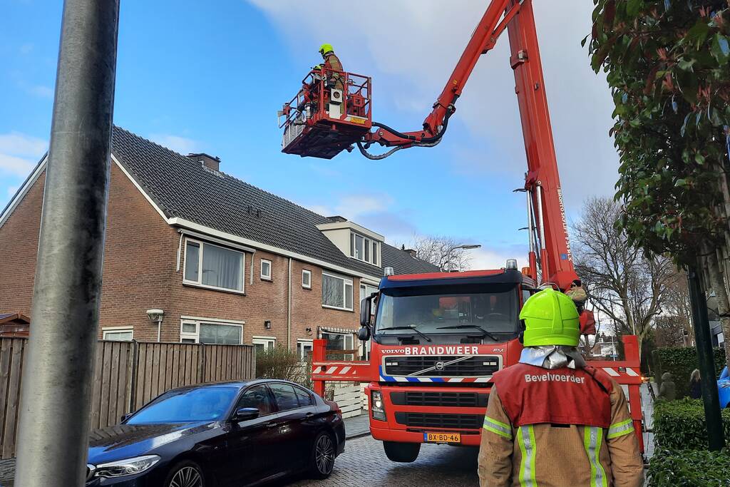 Losliggende dakpannen terug gezet door brandweer