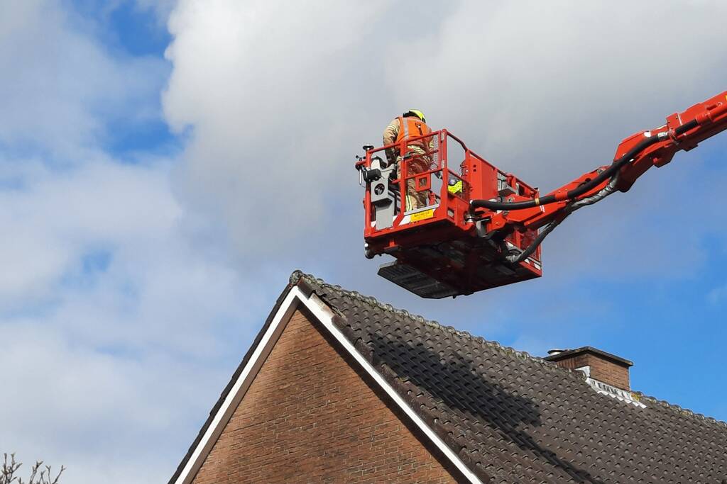Losliggende dakpannen terug gezet door brandweer