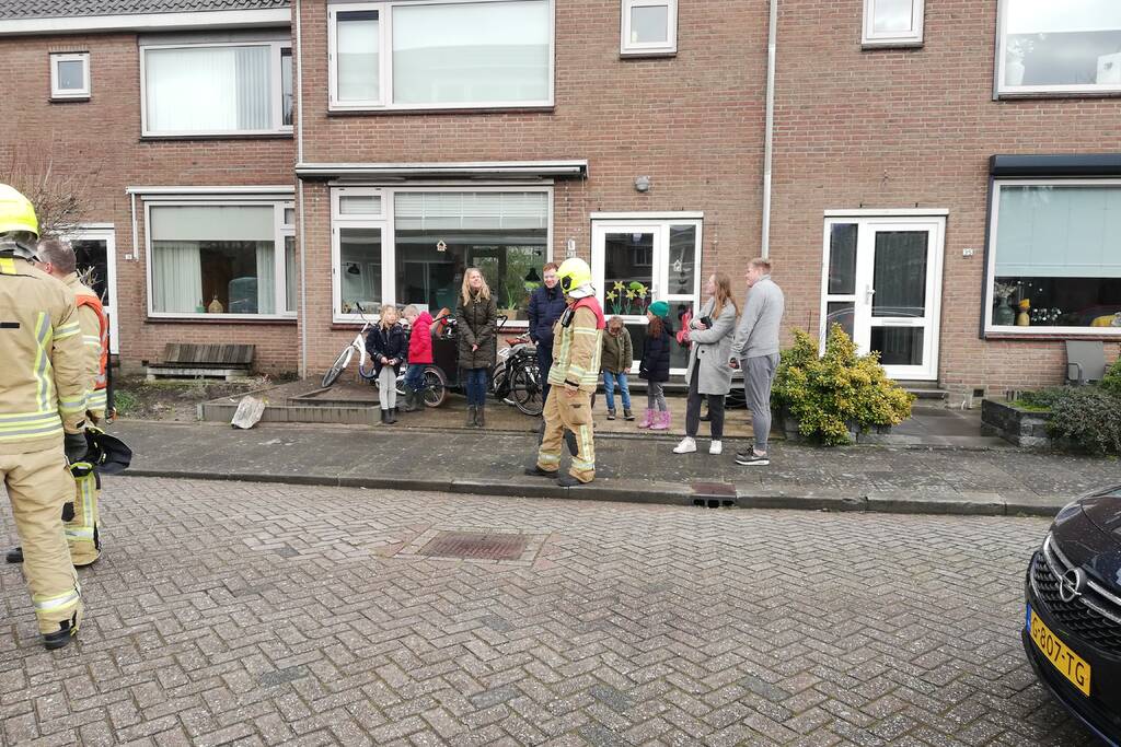 Losliggende dakpannen terug gezet door brandweer