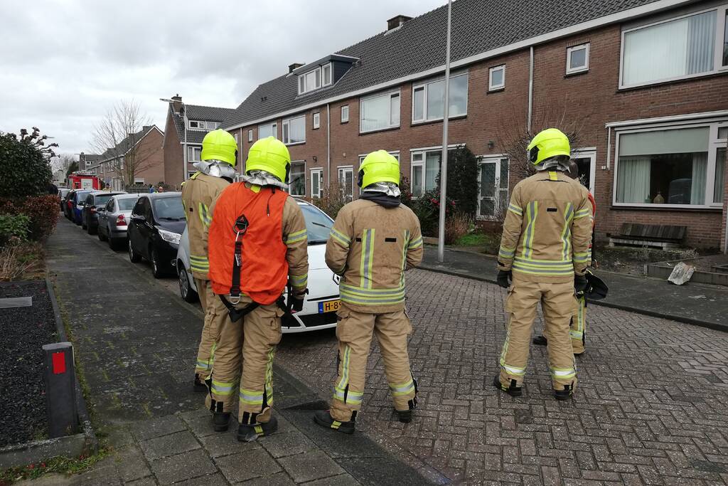 Losliggende dakpannen terug gezet door brandweer