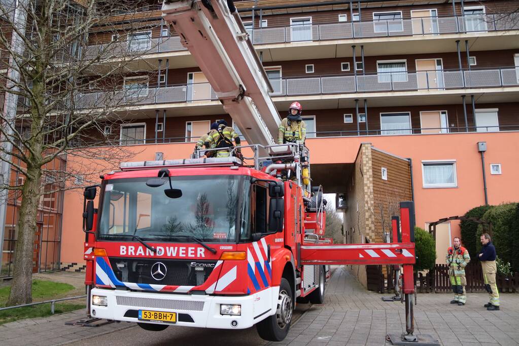 Loshangende regenpijp vastgezet door brandweer