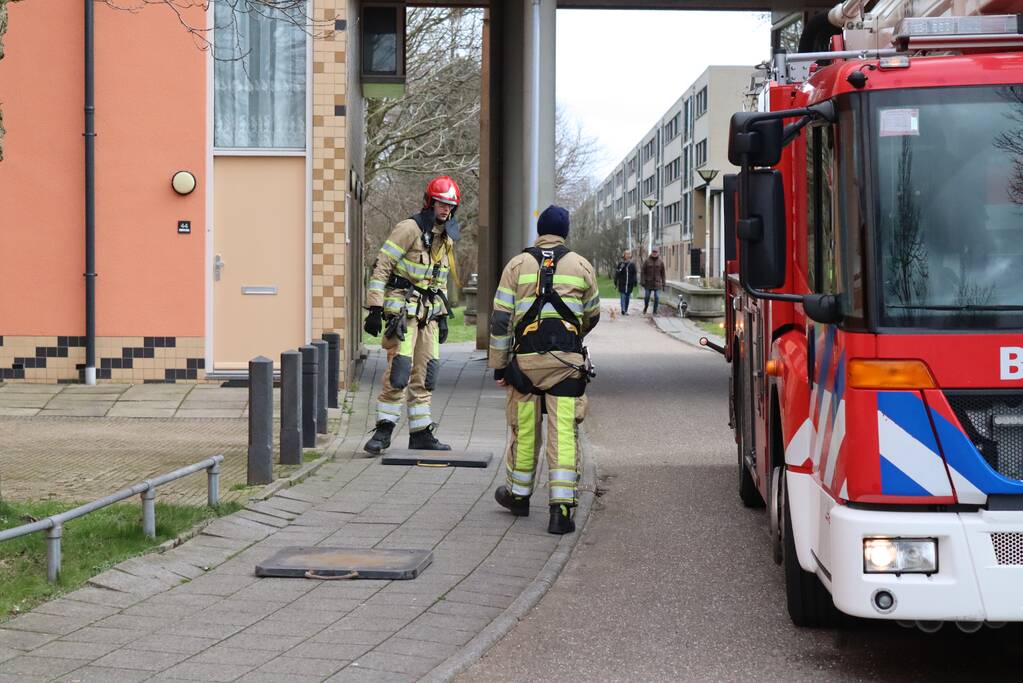 Loshangende regenpijp vastgezet door brandweer