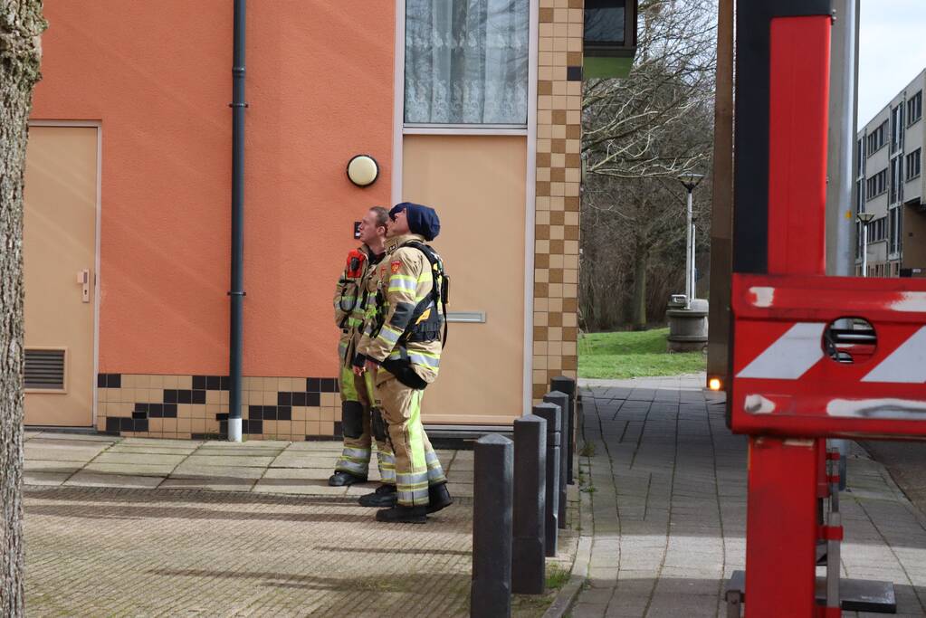 Loshangende regenpijp vastgezet door brandweer