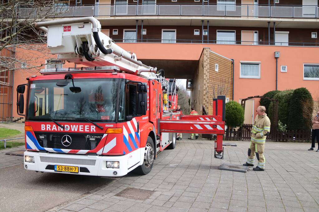 Loshangende regenpijp vastgezet door brandweer
