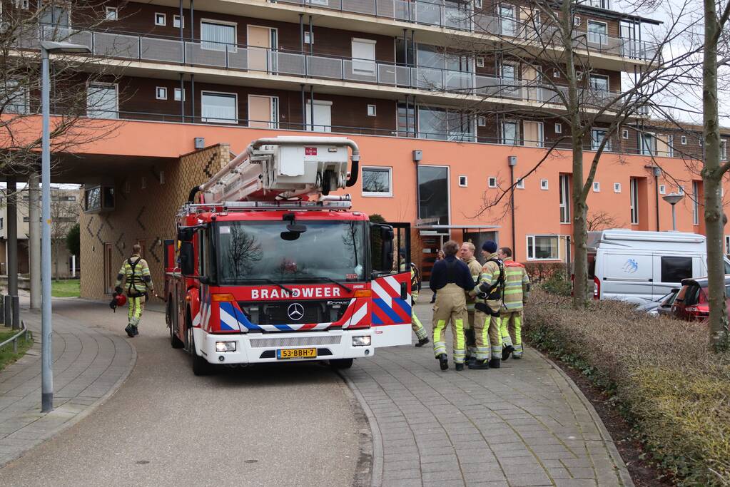 Loshangende regenpijp vastgezet door brandweer