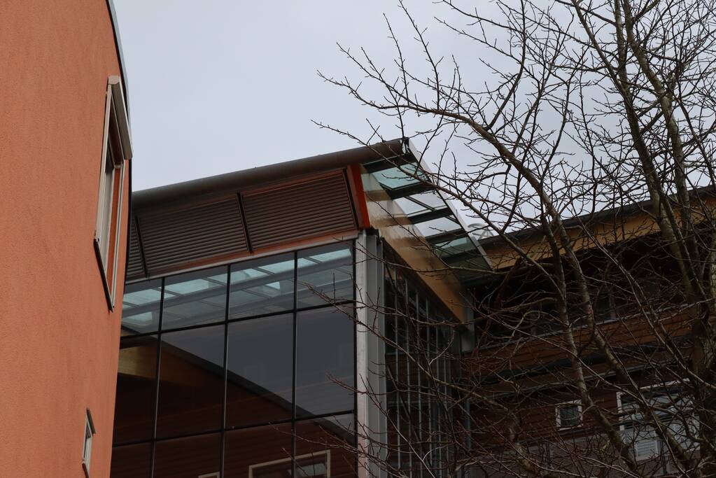 Loshangende regenpijp vastgezet door brandweer