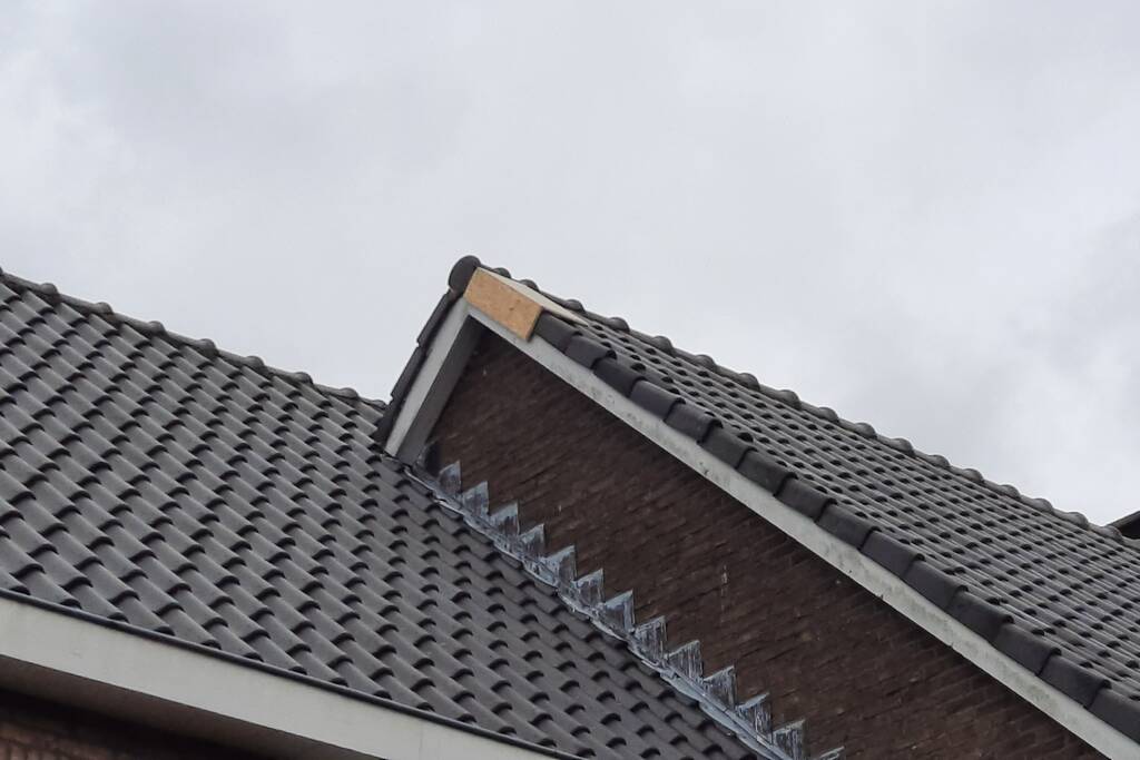 Brandweer verwijdert loszittende dakpannen