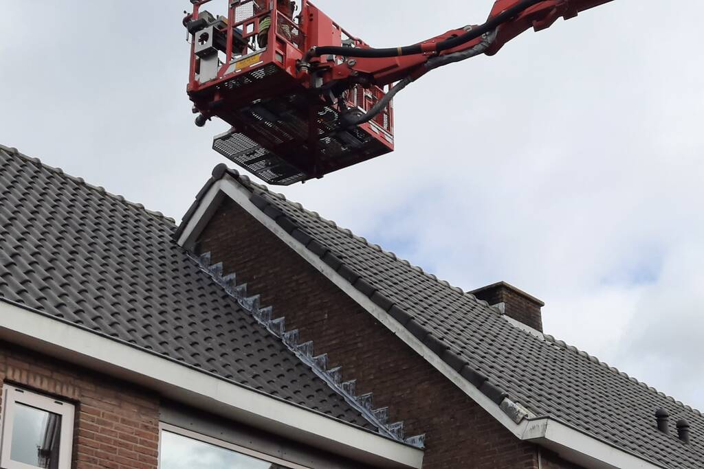 Brandweer verwijdert loszittende dakpannen