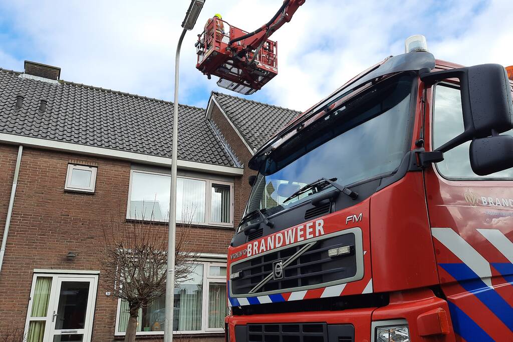 Brandweer verwijdert loszittende dakpannen