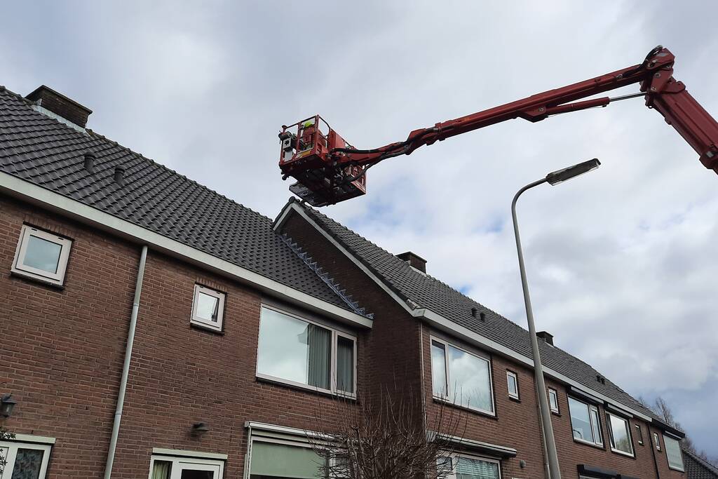 Brandweer verwijdert loszittende dakpannen