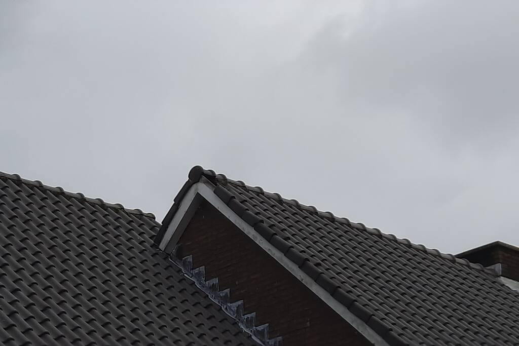 Brandweer verwijdert loszittende dakpannen