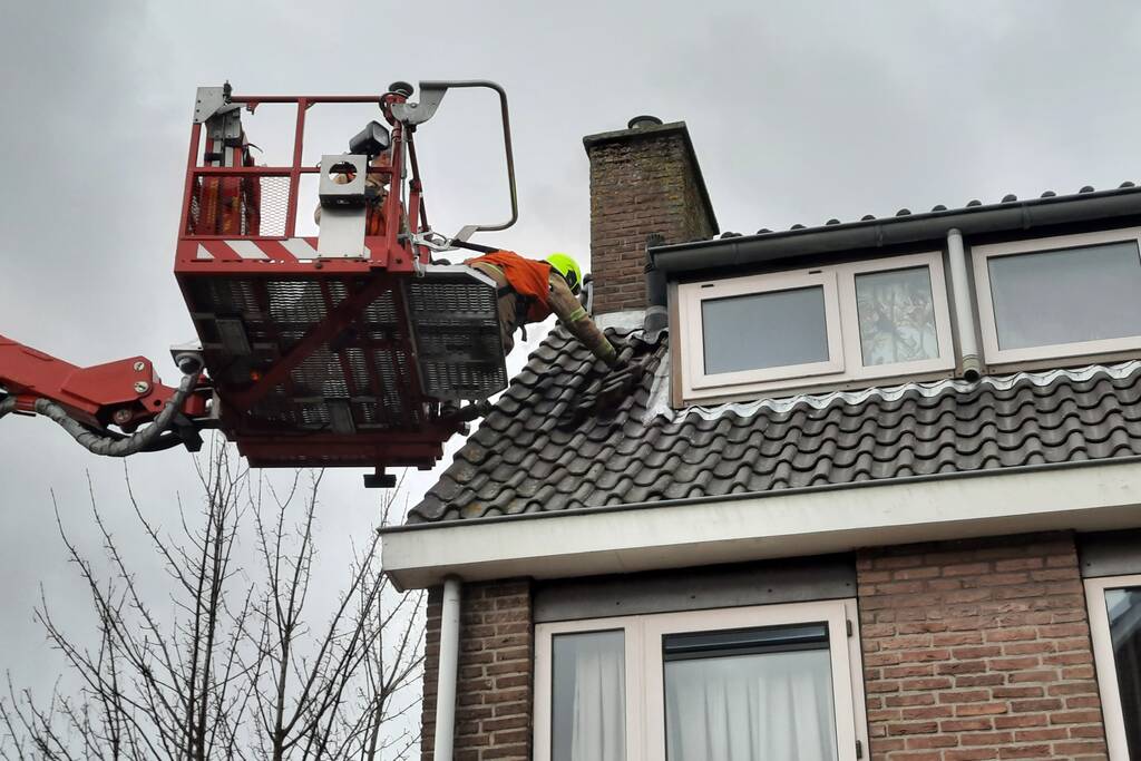 Brandweer ingezet voor losliggende dakpannen