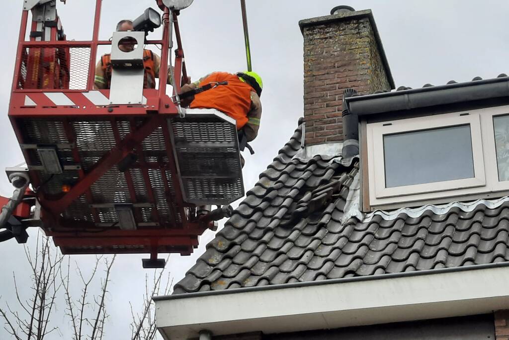 Brandweer ingezet voor losliggende dakpannen