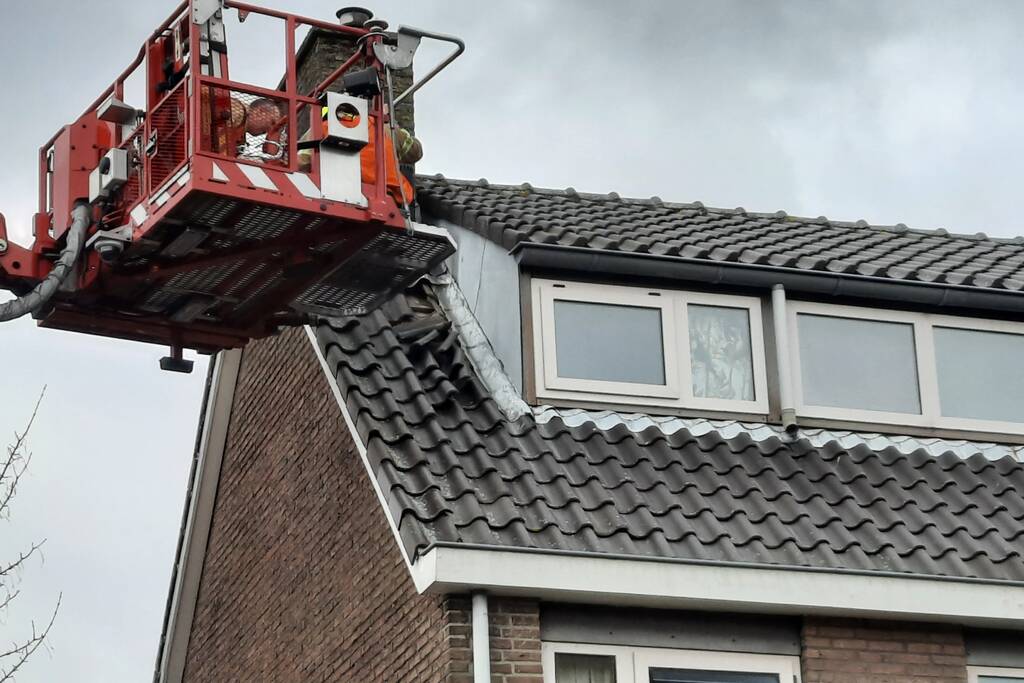 Brandweer ingezet voor losliggende dakpannen