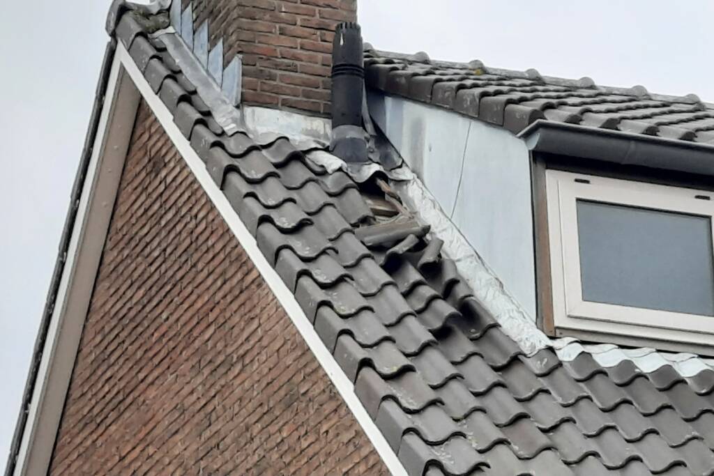 Brandweer ingezet voor losliggende dakpannen