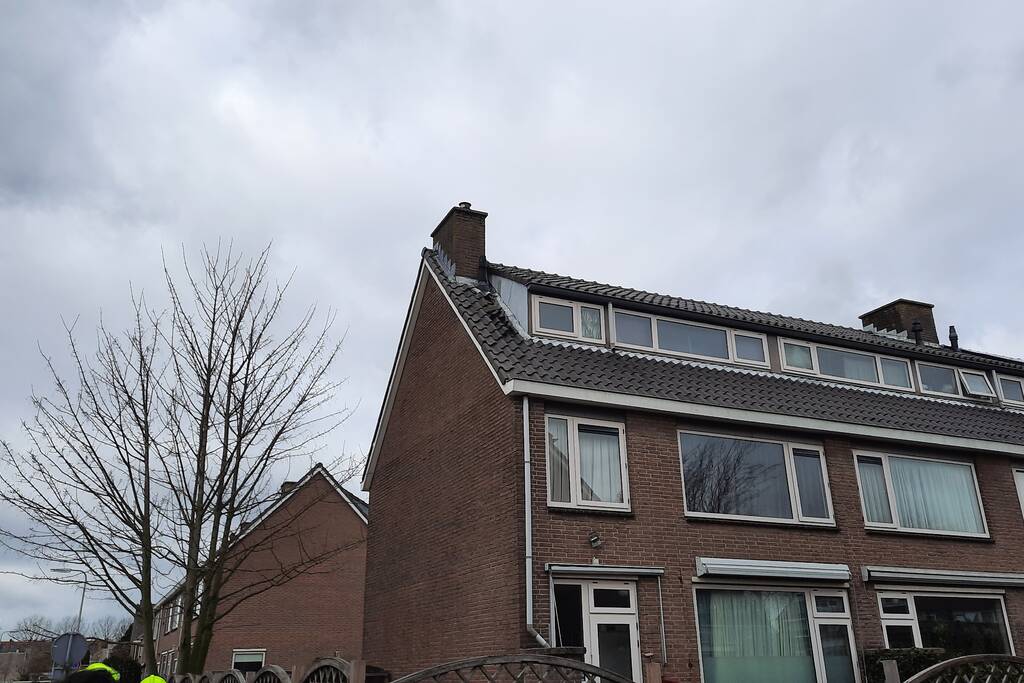Brandweer ingezet voor losliggende dakpannen