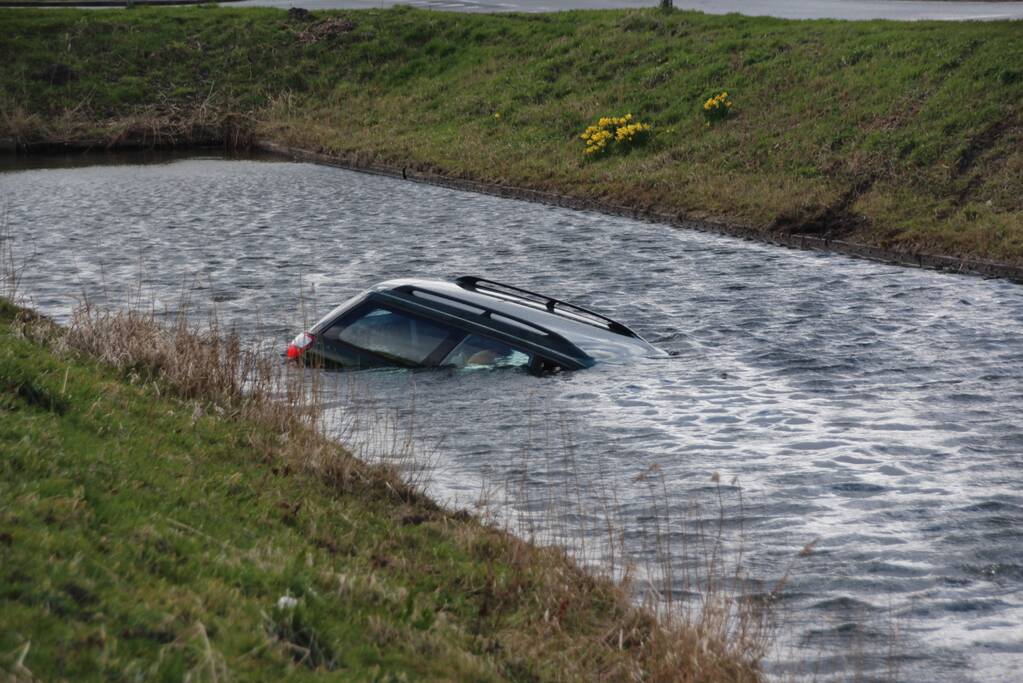 Auto belandt in sloot