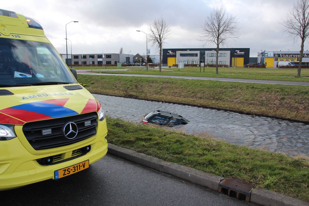 Auto belandt in sloot