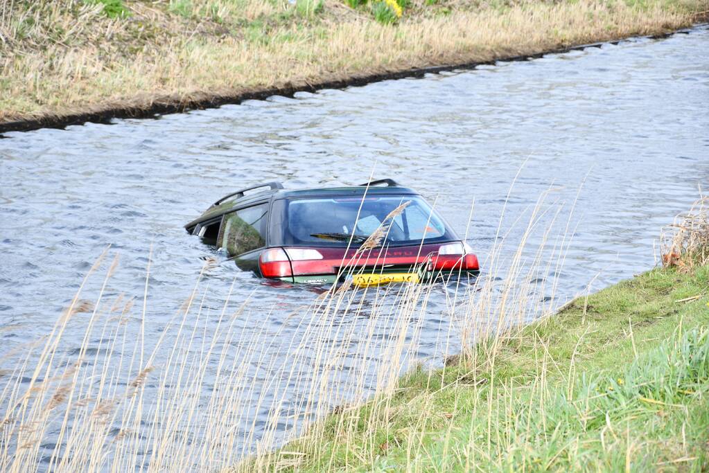 Auto belandt in sloot