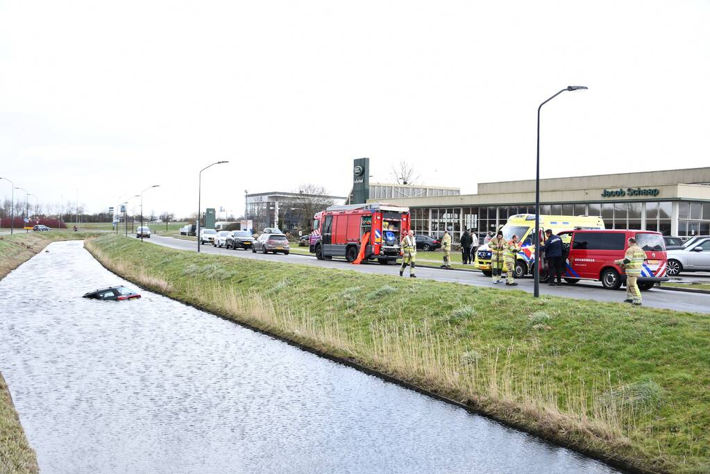 Auto belandt in sloot