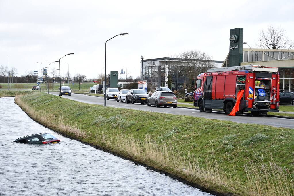Auto belandt in sloot