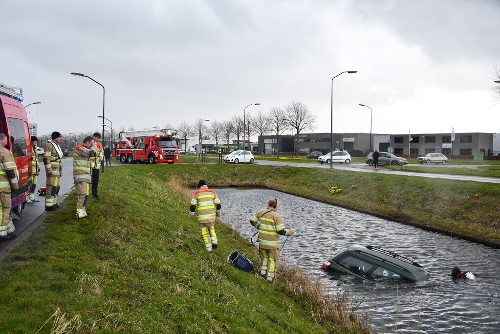 Auto belandt in sloot