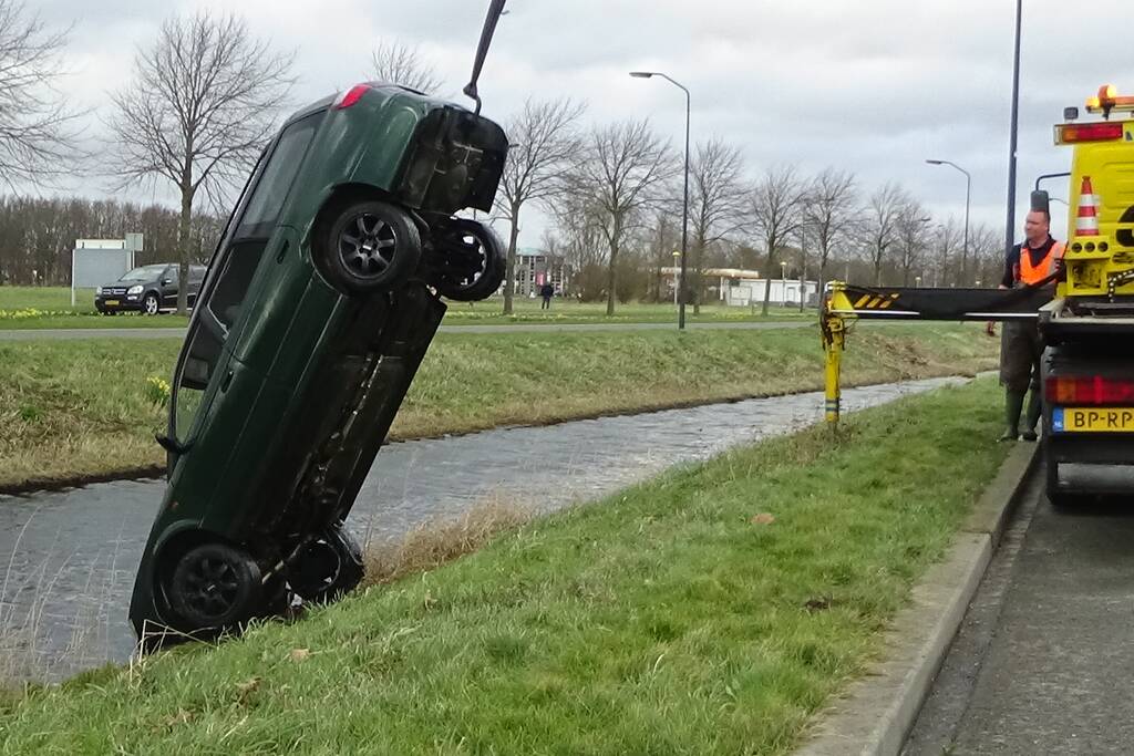 Auto belandt in sloot