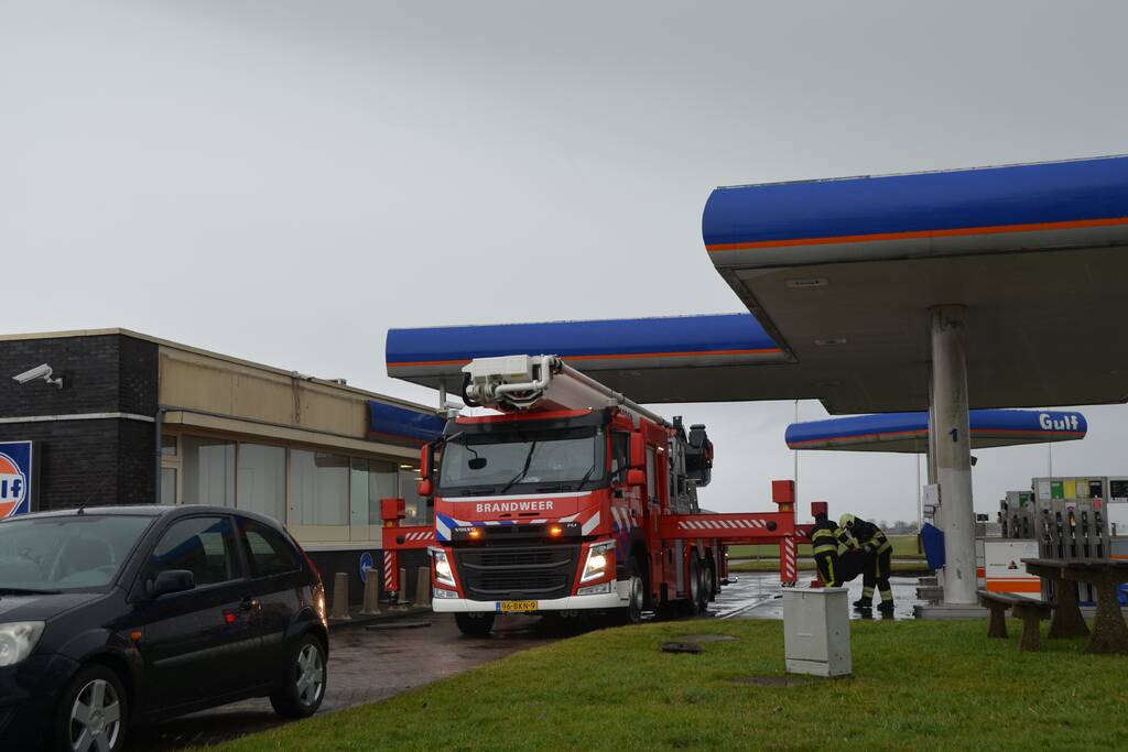 Stormschade op dak tankstation