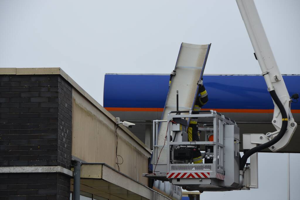 Stormschade op dak tankstation