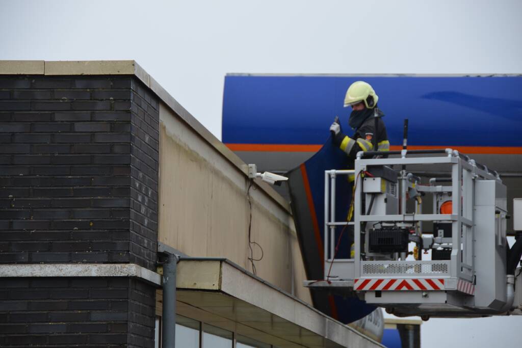 Stormschade op dak tankstation