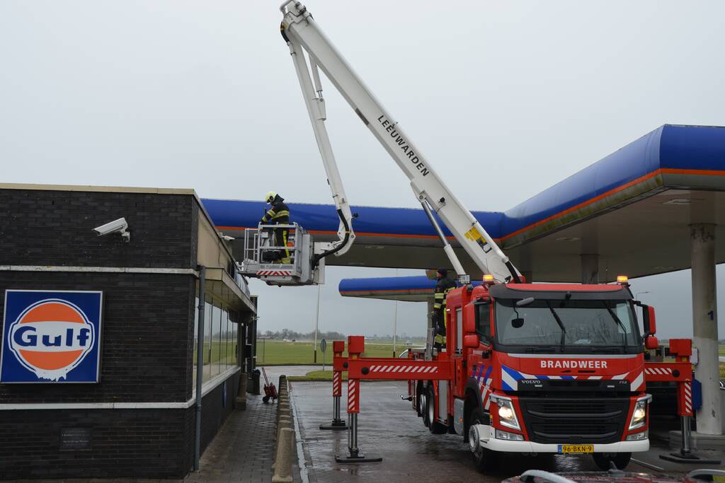 Stormschade op dak tankstation