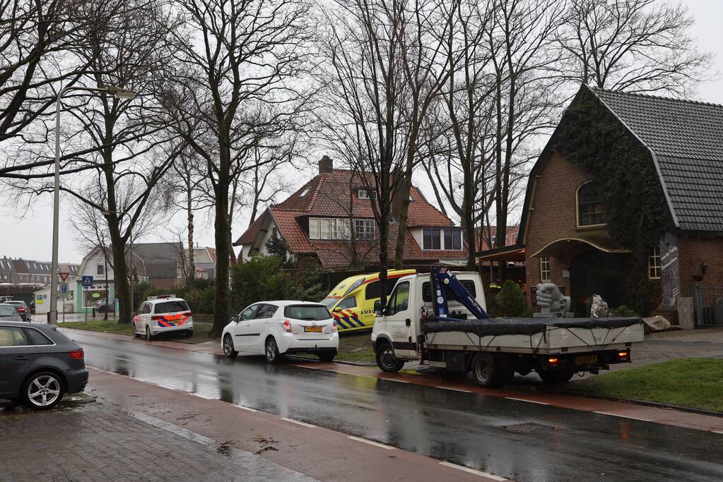 Scooter en bestelbus met elkaar in aanrijding