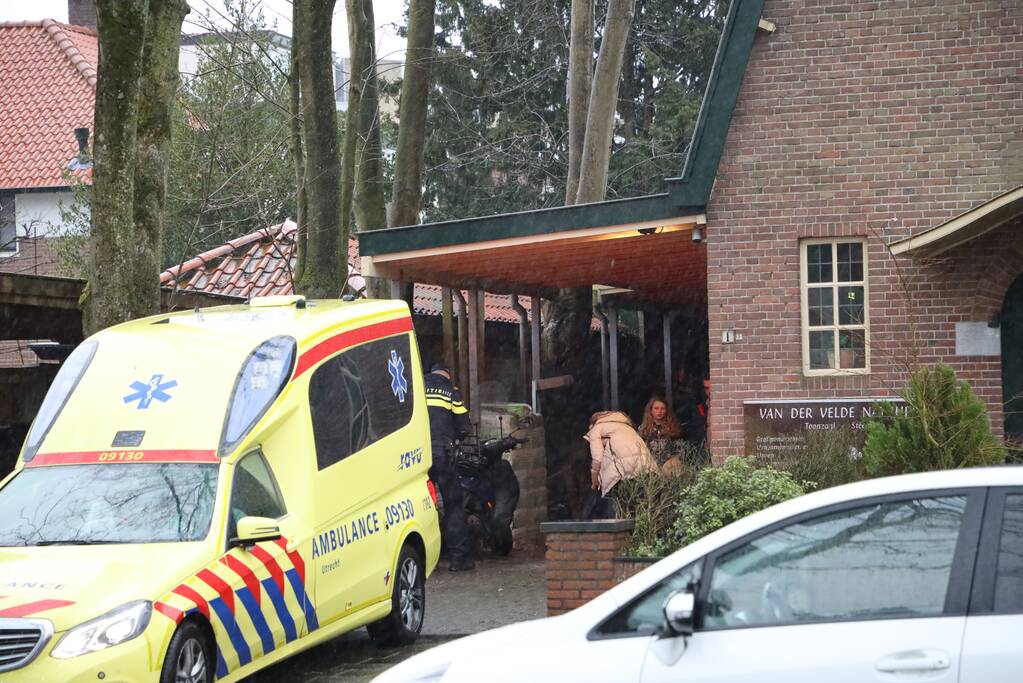 Scooter en bestelbus met elkaar in aanrijding