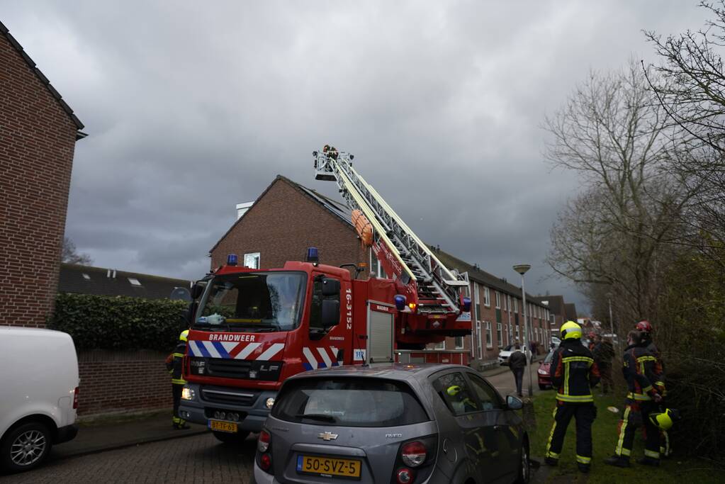 Dakpan dreigt van dak te waaien