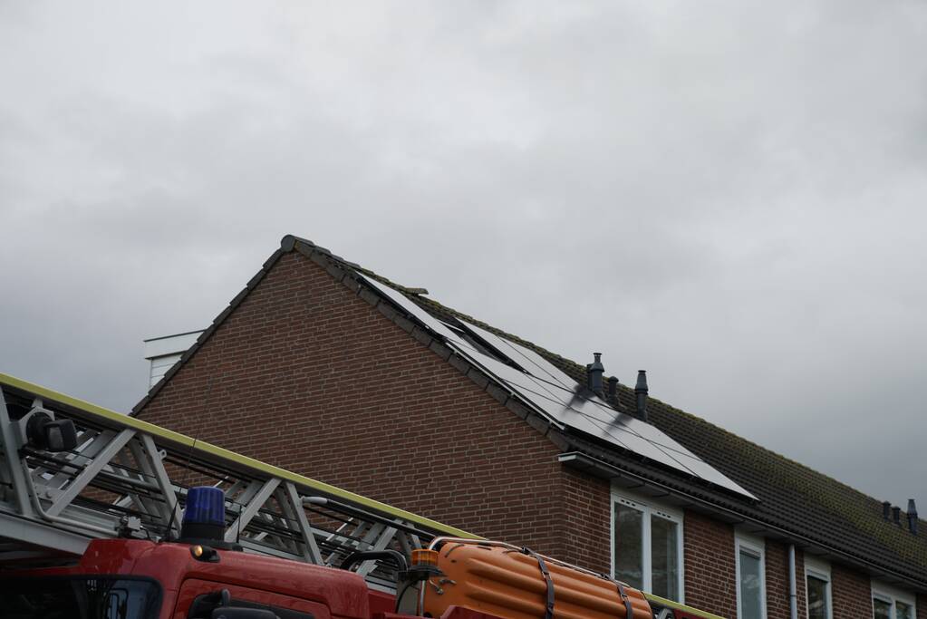 Dakpan dreigt van dak te waaien