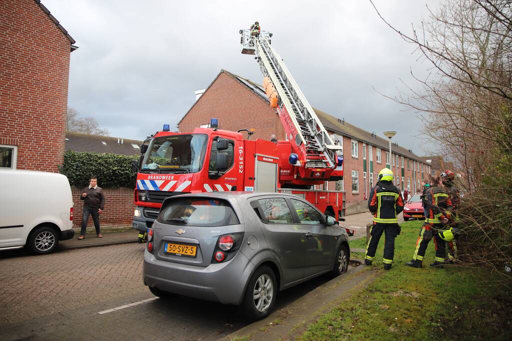 Dakpan dreigt van dak te waaien