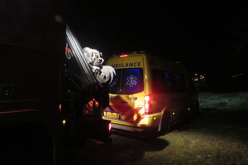 Ambulance vast in grasveld