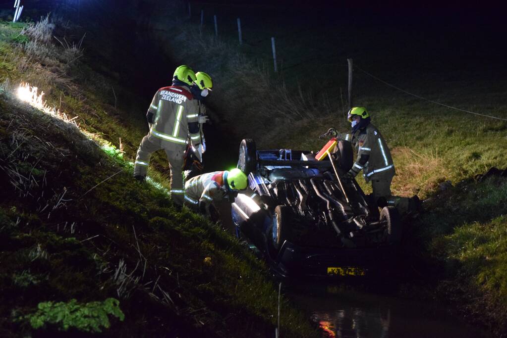 Inzittenden van auto vluchten nadat auto in sloot belandt