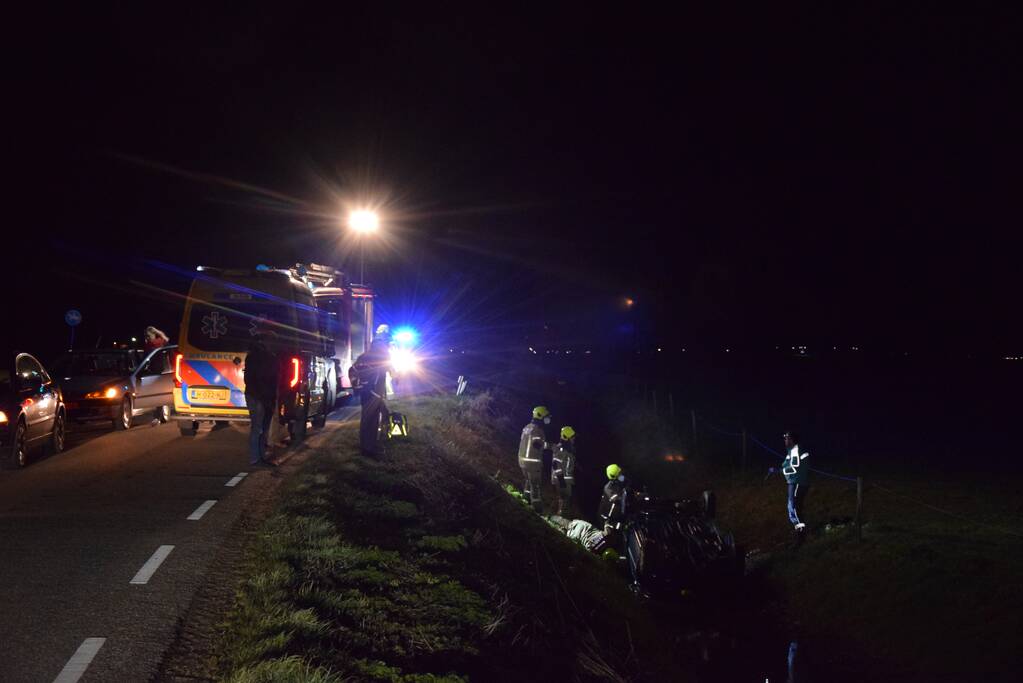Inzittenden van auto vluchten nadat auto in sloot belandt