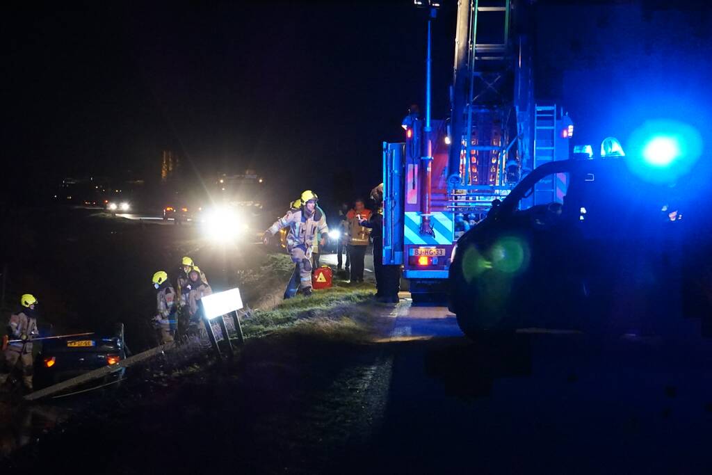 Inzittenden van auto vluchten nadat auto in sloot belandt