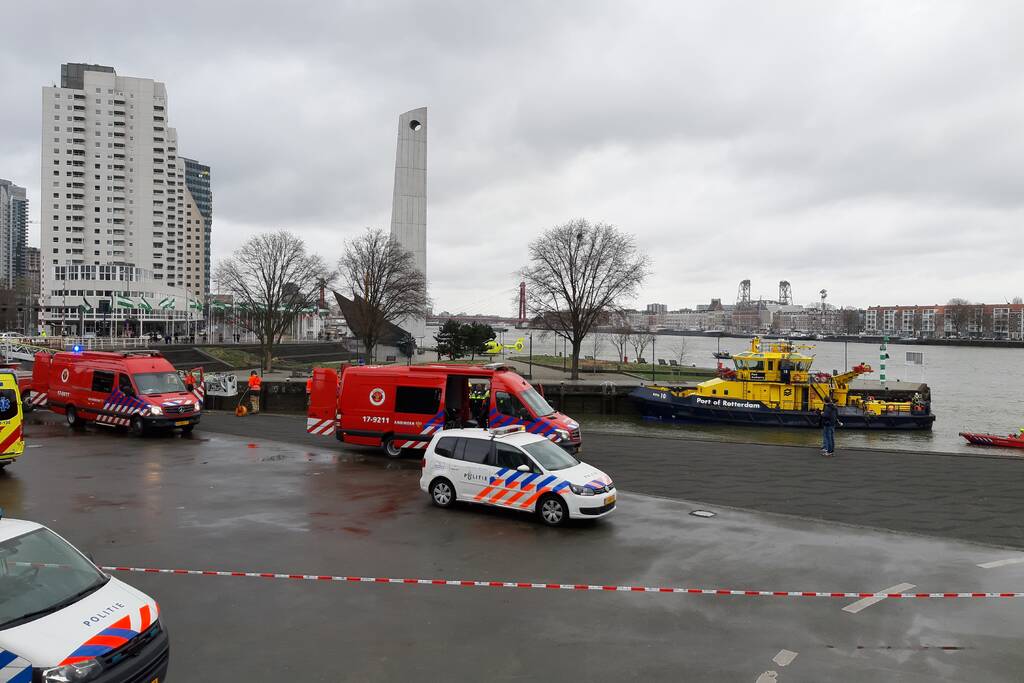 Persoon uit auto te water gehaald en overleden